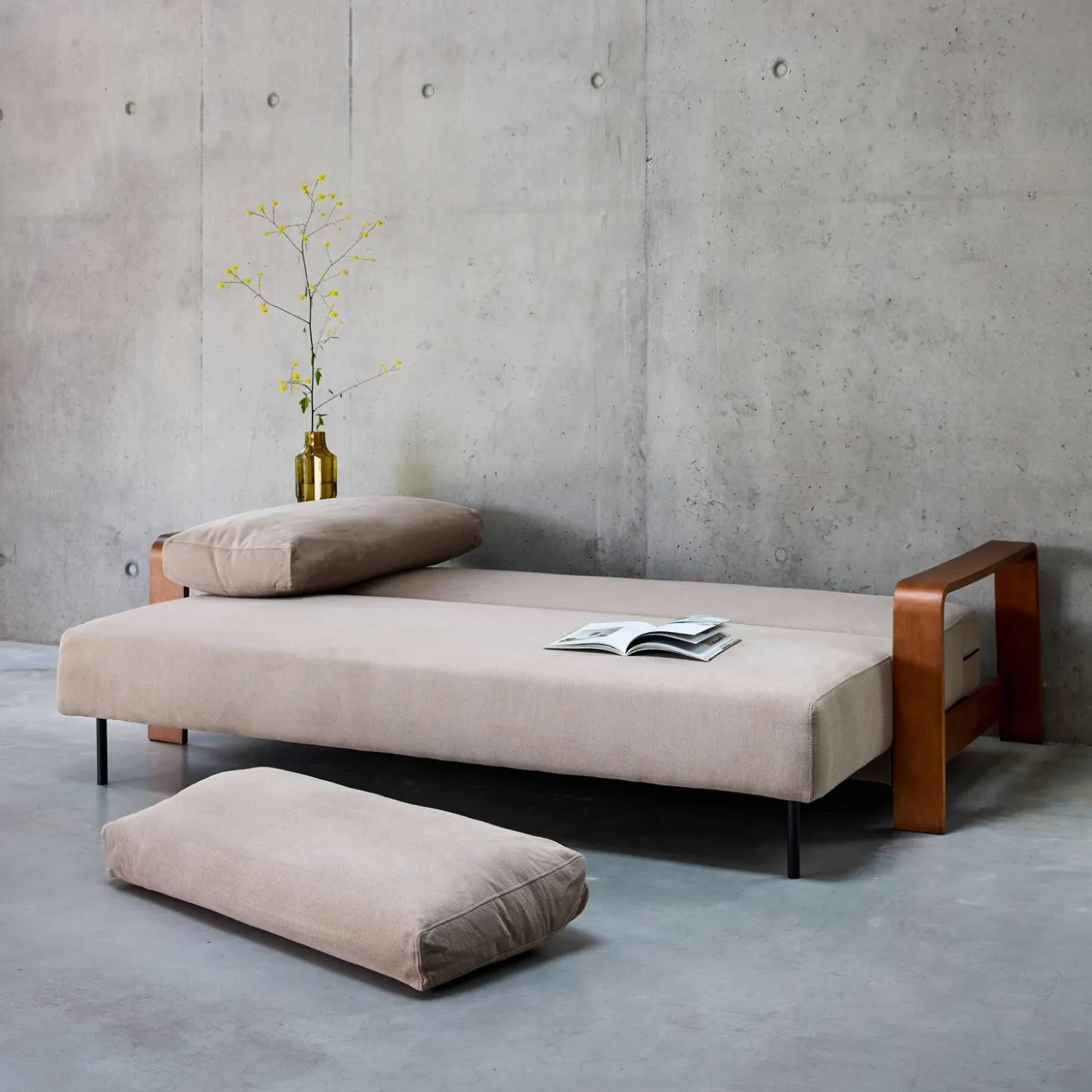 Sofá cama de 3 plazas con reposabrazos de madera