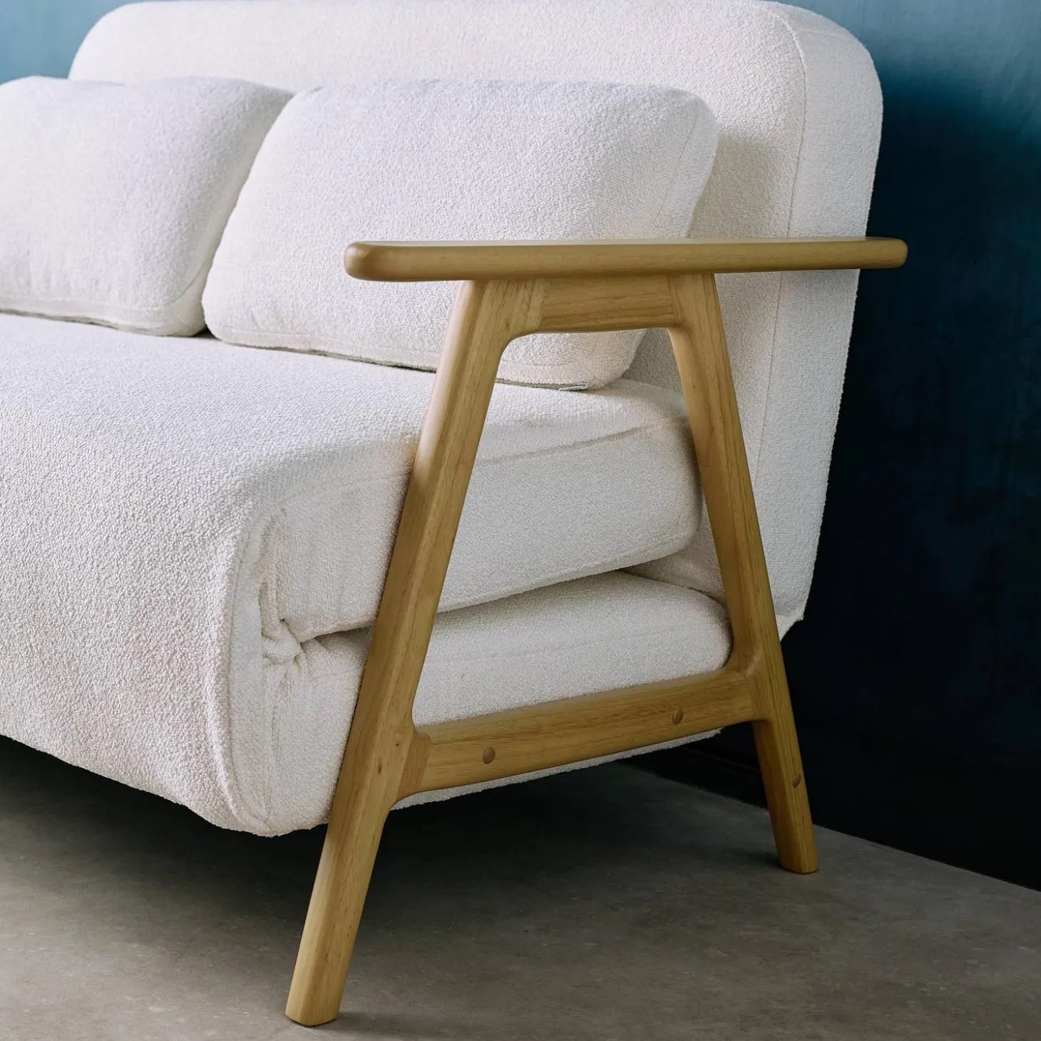 Sofá cama en borreguito y madera, 2 plazas