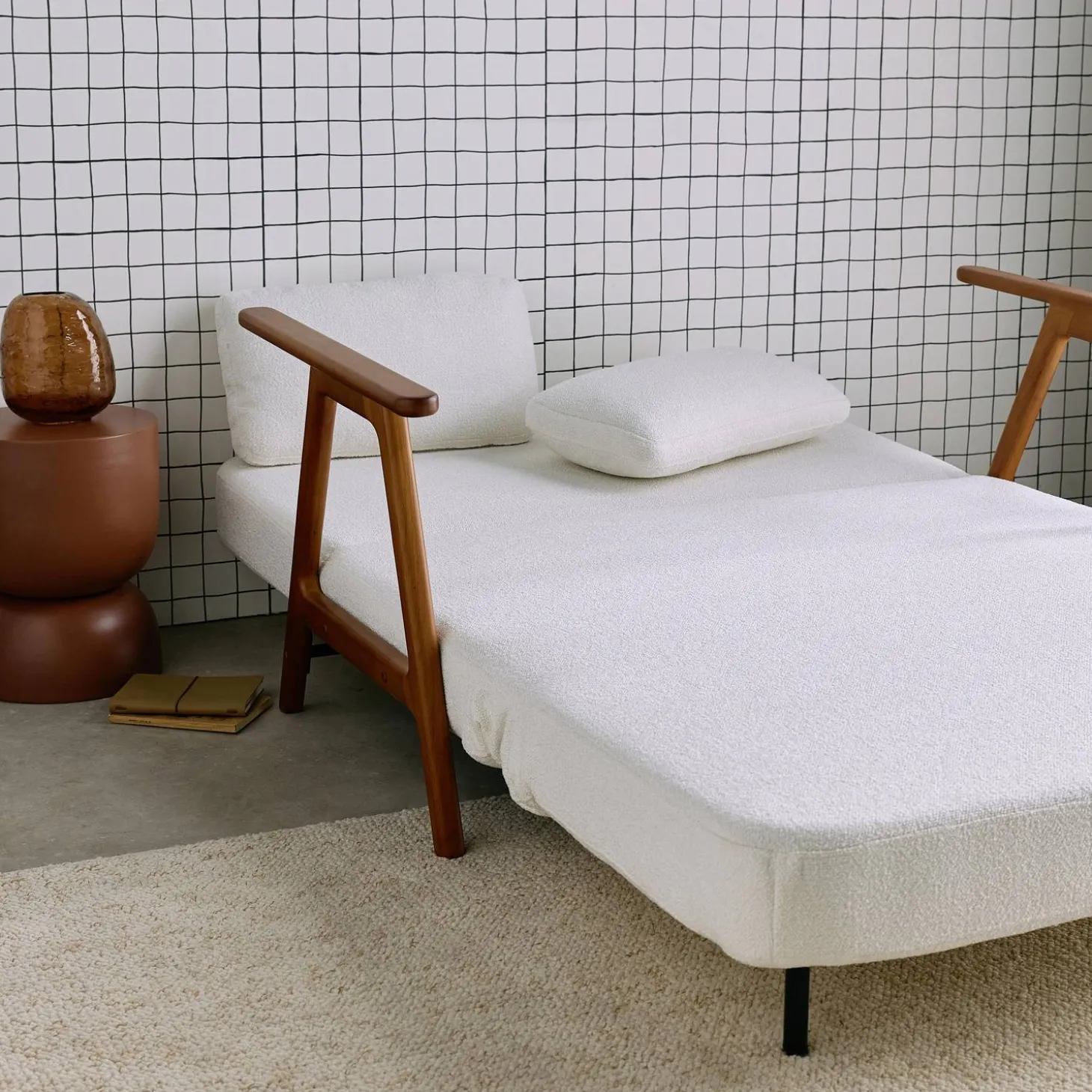 Sofá cama en borreguito y madera teñido nogal, 2 plazas