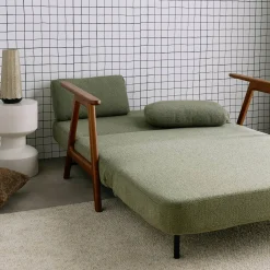 Sofá cama en borreguito y madera teñido nogal, 2 plazas