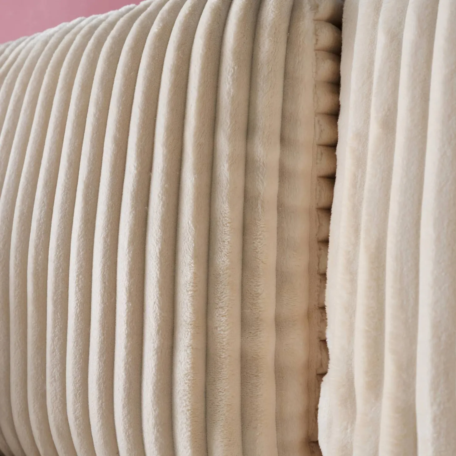 Sofá cama esquinero de pelo sintético con textura acanalada de 3 plazas