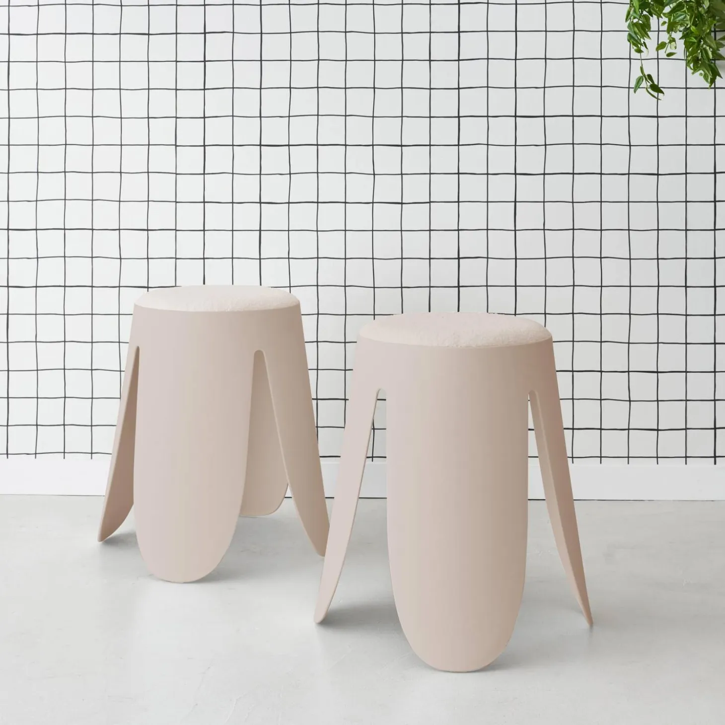Taburete apilable con asiento texturado, set de 2