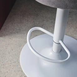 Taburete de bar ajustable de metal y tela con base blanca, set de 2