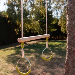 Trapecio de madera con anillas metálicas